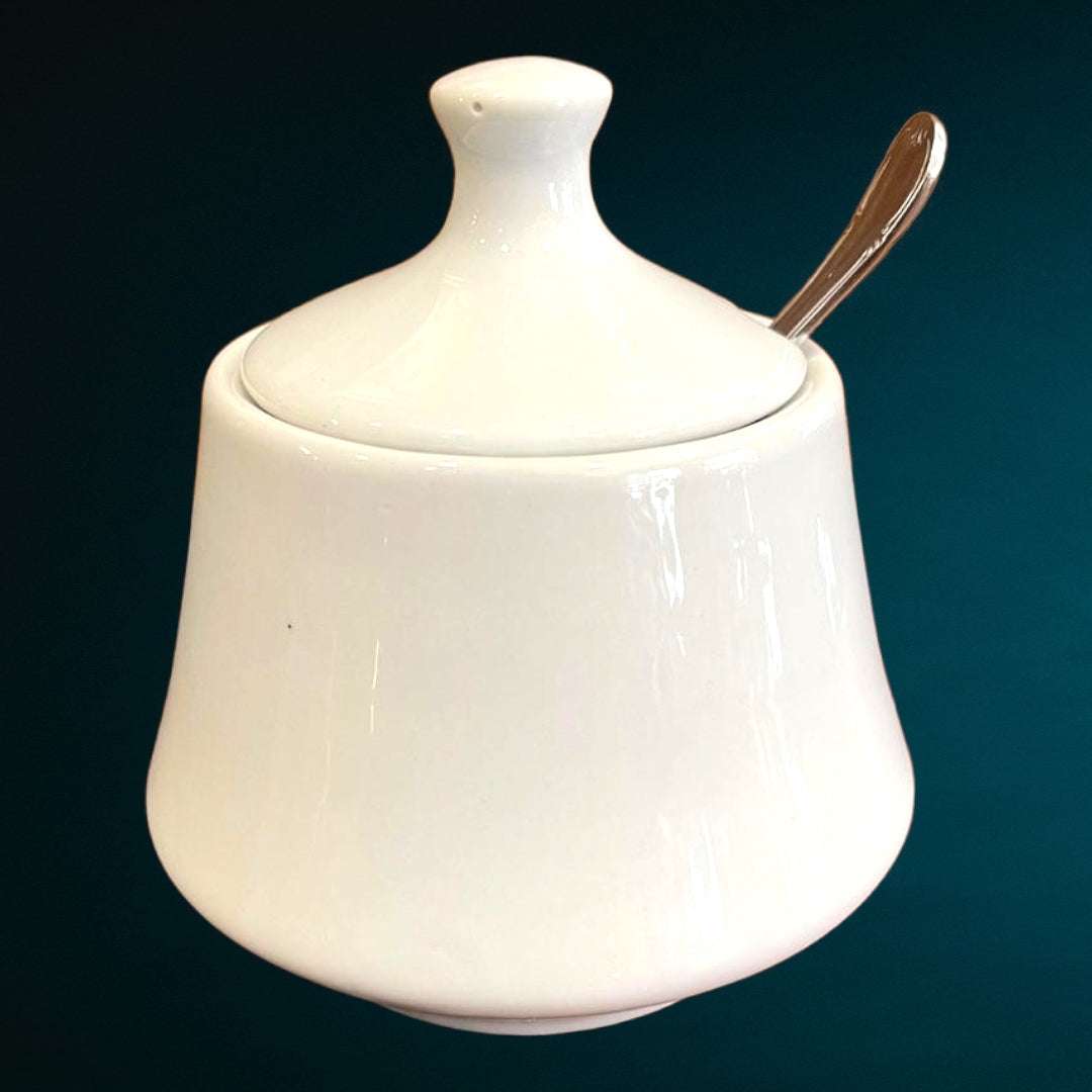 Azucarero en porcelana blanca con diseño elegante y acabado brillante, ideal para complementar espacios de decoración en hogar y cocina.