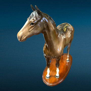 Caballo de porcelana Beswick con peana esmaltada en acabado brillante, ideal para decoración clásica en el hogar. Pieza de colección elegante y detallada.
