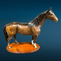 Figura de caballo en porcelana esmaltada Beswick sobre base de madera, perfecta para añadir un toque de elegancia clásica a interiores sofisticados.