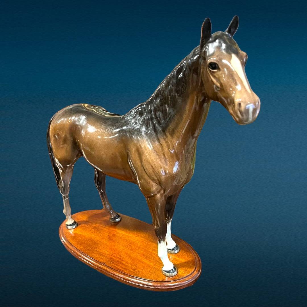 Caballo de porcelana Beswick con peana esmaltada, acabado realista y refinado para decoración de interiores en estilo inglés tradicional.