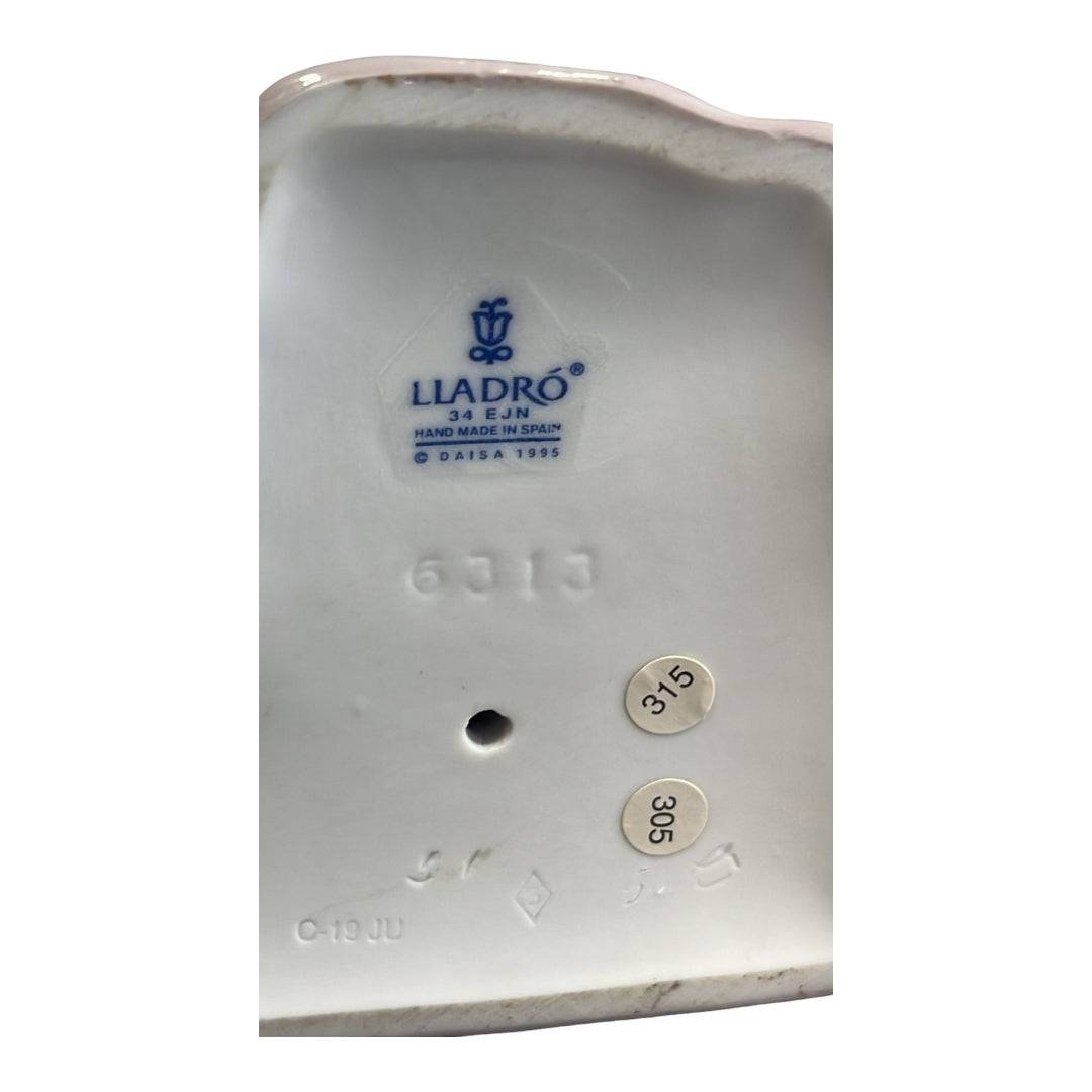 Base de la figura Lladró 'Soñando Despierta' con sello original, numeración y marca de autenticidad hecha a mano en España.