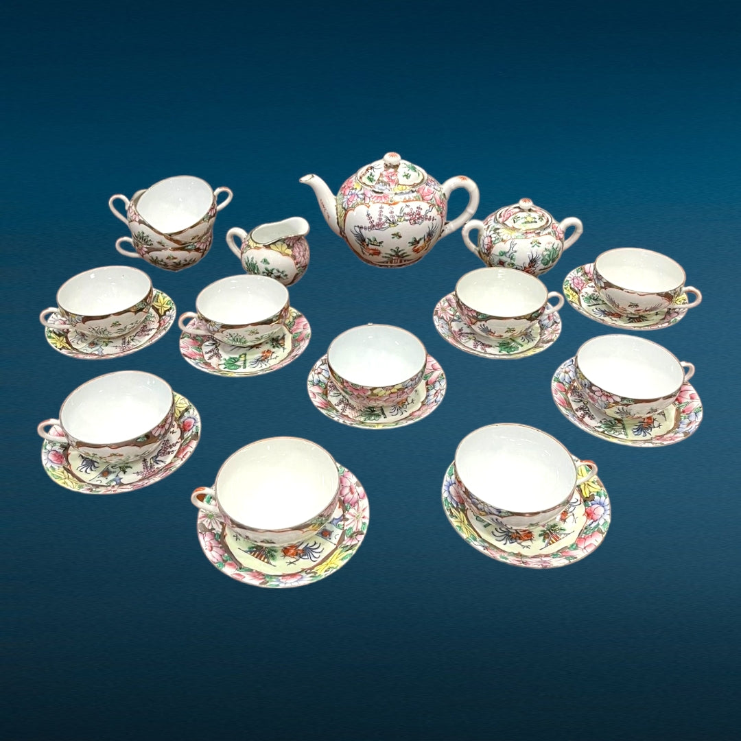 Juego de Té Macao de porcelana fina con diseño floral y detalles dorados. Elegancia y estilo único para una experiencia de té sofisticada.