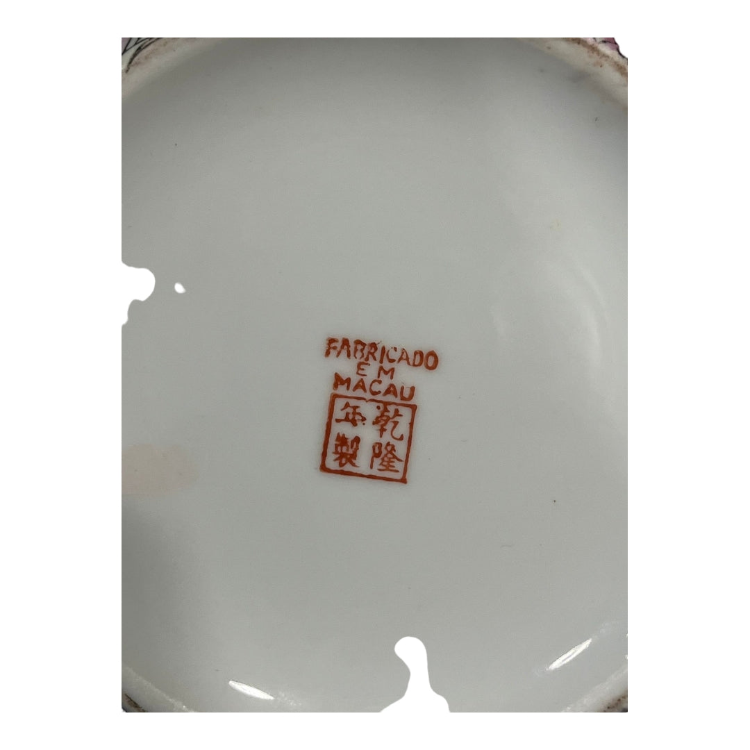 Juego de Té Macao de porcelana fina con diseño floral y detalles dorados. Elegancia y estilo único para una experiencia de té sofisticada.