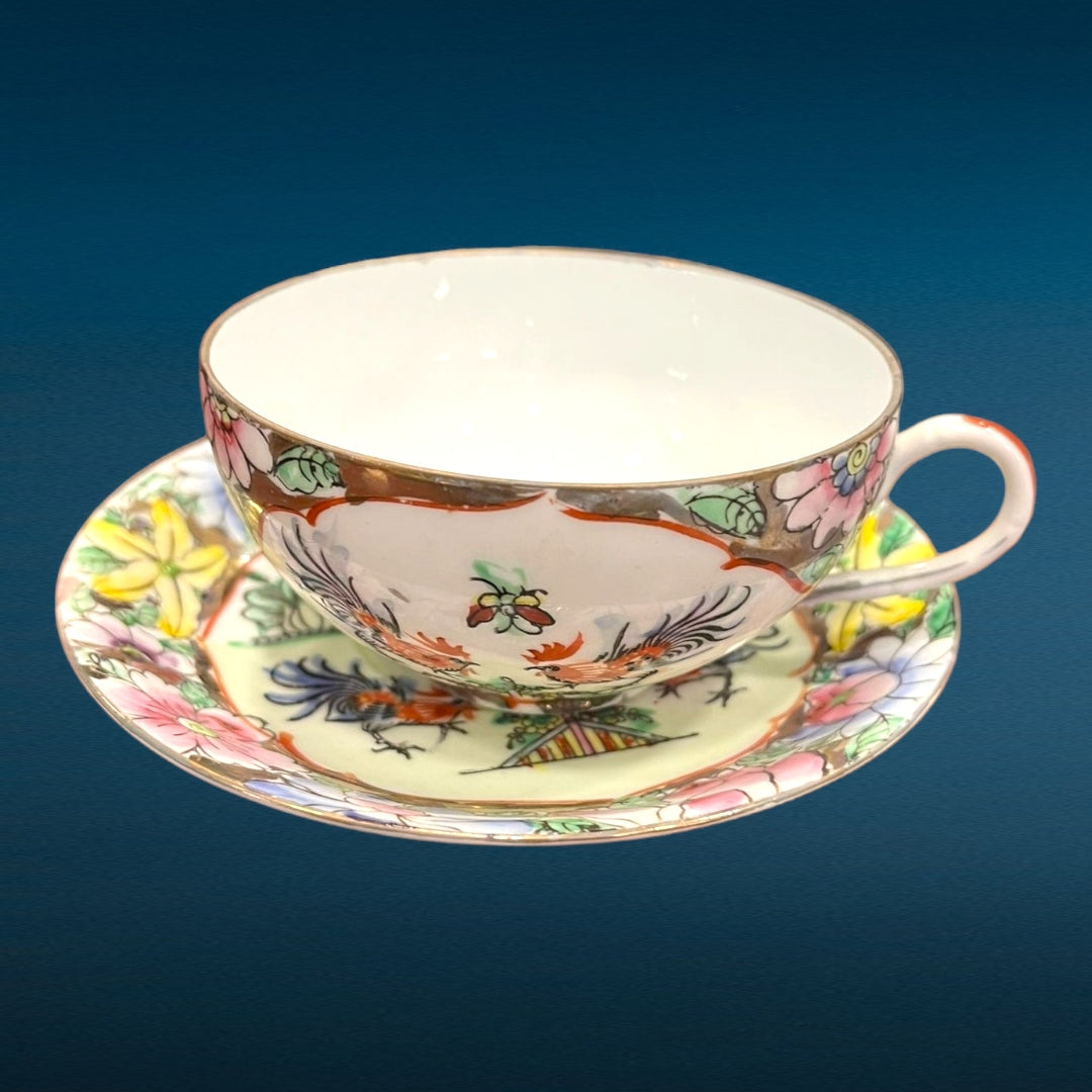 Taza y platillo del Juego de Té Macao con diseño floral y detalles dorados. Porcelana fina para momentos de té con distinción.