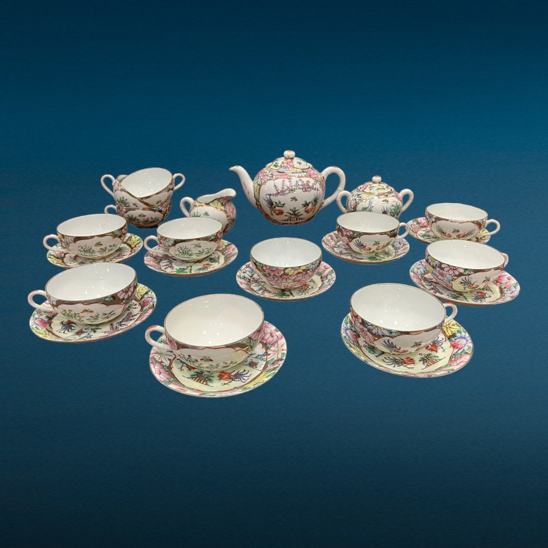 Set completo del Juego de Té Macao en porcelana con diseño exclusivo. Ideal para reuniones elegantes y decoración refinada.