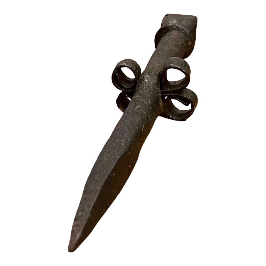Detalle del Yunque Siglo XVIII para picar guadañas, con anillos de sujeción forjados a mano. Decoración histórica de alta calidad.