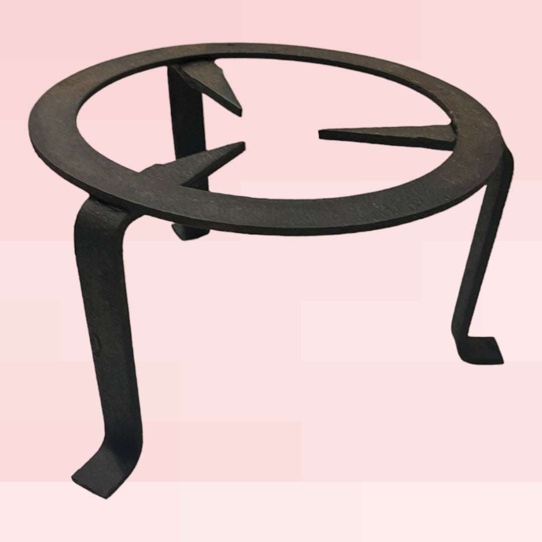 Estrebede tradicional de hierro forjado, diseño robusto para cocina rústica, perfecto para colocar ollas sobre fuego directo.
