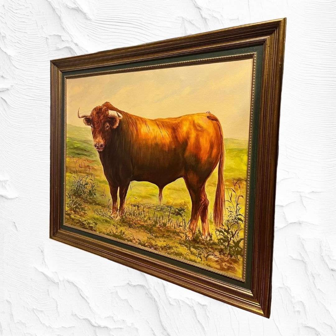 Cuadro óleo taurino con toro castaño en campo, obra de Juan Lara. Decoración artística para el hogar con marco clásico y detalles vibrantes.
