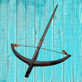Ballesta africana antigua del siglo XIX-XX en madera y cuerda trenzada. Pieza de colección ideal para decoración rústica y temática histórica.