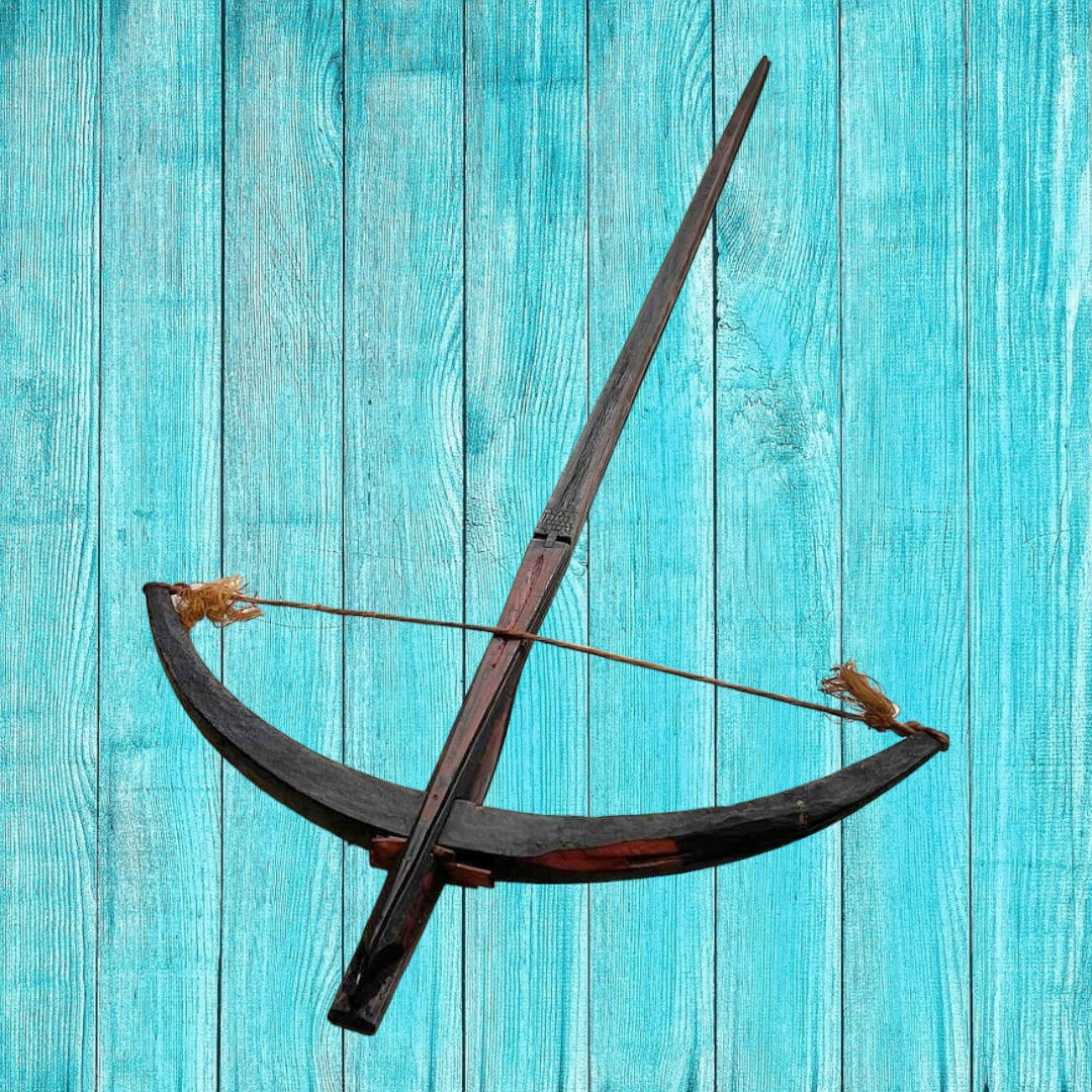Ballesta africana antigua del siglo XIX-XX en madera y cuerda trenzada. Pieza de colección ideal para decoración rústica y temática histórica.