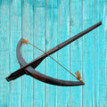 Ballesta africana artesanal del siglo XIX-XX con detalles en madera y cuerda. Perfecta para exhibición en espacios de decoración étnica y vintage.