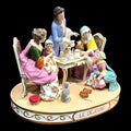 Escultura de porcelana 'Le Déjeuné' con figuras vestidas al estilo francés, ideal para decoración clásica del hogar. Envío gratis península.