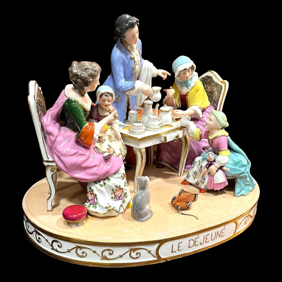 Escultura de porcelana 'Le Déjeuné' con figuras vestidas al estilo francés, ideal para decoración clásica del hogar. Envío gratis península.