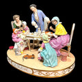 Grupo escultórico de porcelana con familia en desayuno, diseño detallado y colores vibrantes, perfecto para coleccionistas. Envío gratis.