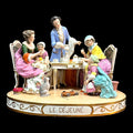 Figura decorativa de porcelana francesa con escena familiar, ideal para embellecer espacios con un toque clásico y sofisticado. Envío gratis.