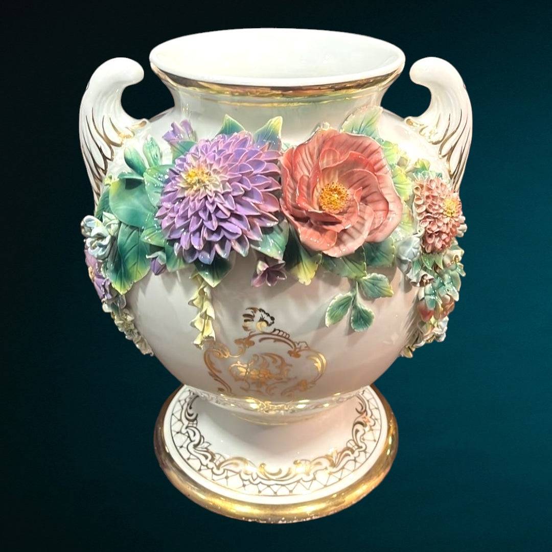 Jarrón japonés decorativo con técnica cáscara de huevo, adornado con flores en relieve y detalles dorados. Ideal para decoración artística elegante.