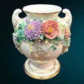 Jarrón japonés decorativo con técnica cáscara de huevo, adornado con flores en relieve y detalles dorados. Ideal para decoración artística elegante.
