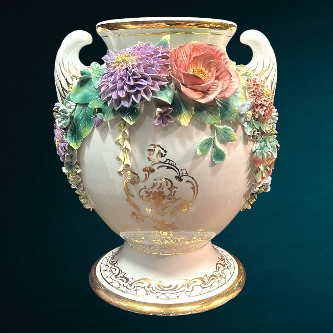 Jarrón japonés de porcelana con técnica cáscara de huevo, diseño floral en relieve y detalles dorados. Perfecto para embellecer cualquier espacio.