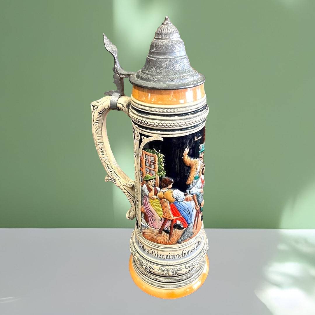 Gran Jarra de Cerveza Praga con diseño artesanal en porcelana, detalles en relieve y asa ornamentada, perfecta para decorar espacios temáticos.