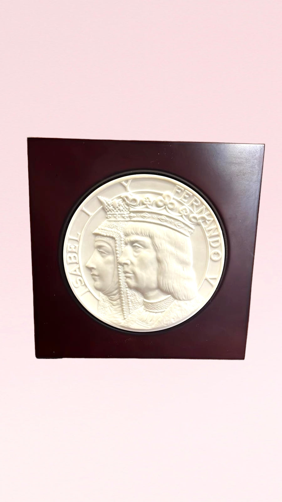 Medallón V Centenario Lladro con retrato en relieve de los Reyes Católicos, Isabel y Fernando. Pieza de porcelana en base de madera, edición limitada.