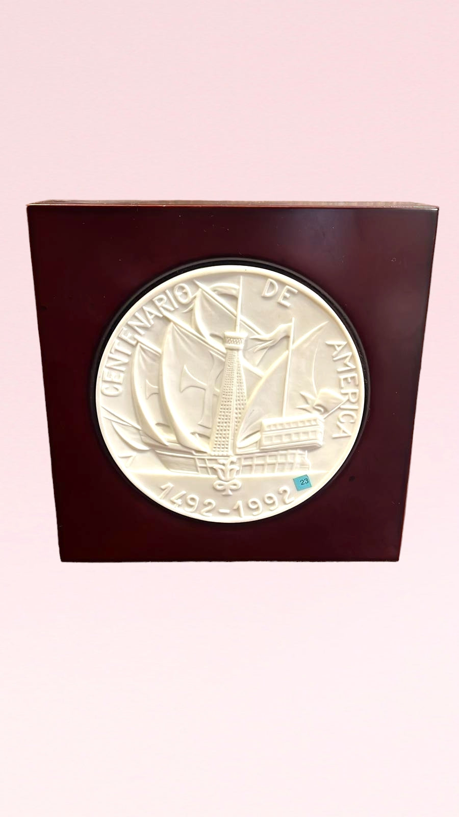 Reverso del Medallón V Centenario Lladro con diseño de carabela y texto conmemorativo 'Centenario de América 1492-1992'. Pieza exclusiva de colección.