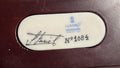 Detalle de la firma de Salvador Furió y numeración 4084 en el Medallón V Centenario Lladro. Edición limitada con sello de autenticidad de la marca.