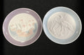 Platos Lladro 1993 con bordes en tonos pastel y detalles en relieve de garza y carabela. Cerámica de alta calidad para decoración elegante.