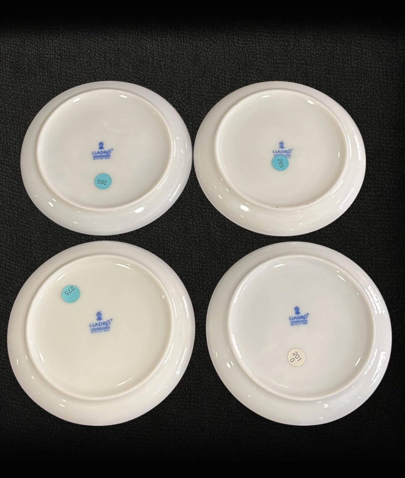 Parte trasera del conjunto Platos Lladro 1993 con sello original y numeración. Cerámica de colección ideal para decoración exclusiva.