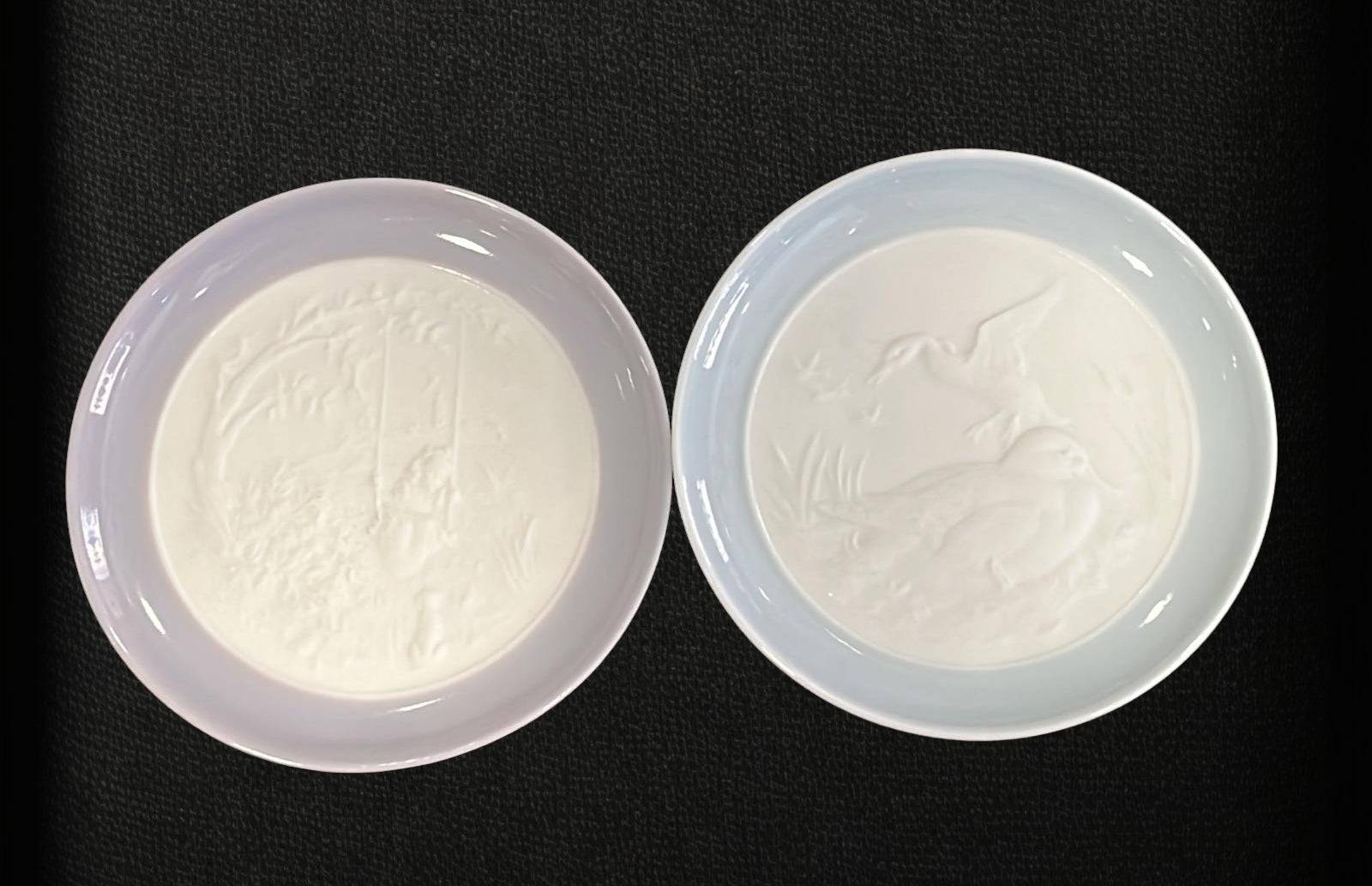 Platos decorativos Lladro 1993 con escenas en relieve de naturaleza y aves. Diseño refinado en cerámica para ambientes sofisticados.
