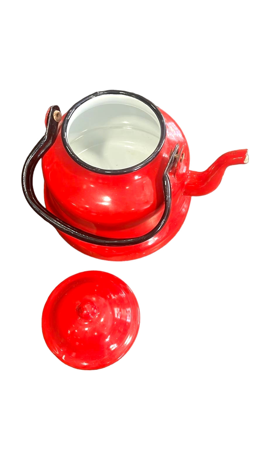 Cafetera esmaltada roja con tapa removible y asa negra, interior blanco. Diseño vintage ideal para decoración de cocina con estilo clásico y elegante.