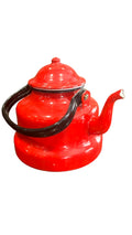 Cafetera antigua roja esmaltada con asa negra y pico curvado. Perfecta para decoración de cocina vintage, aportando un toque elegante y retro.