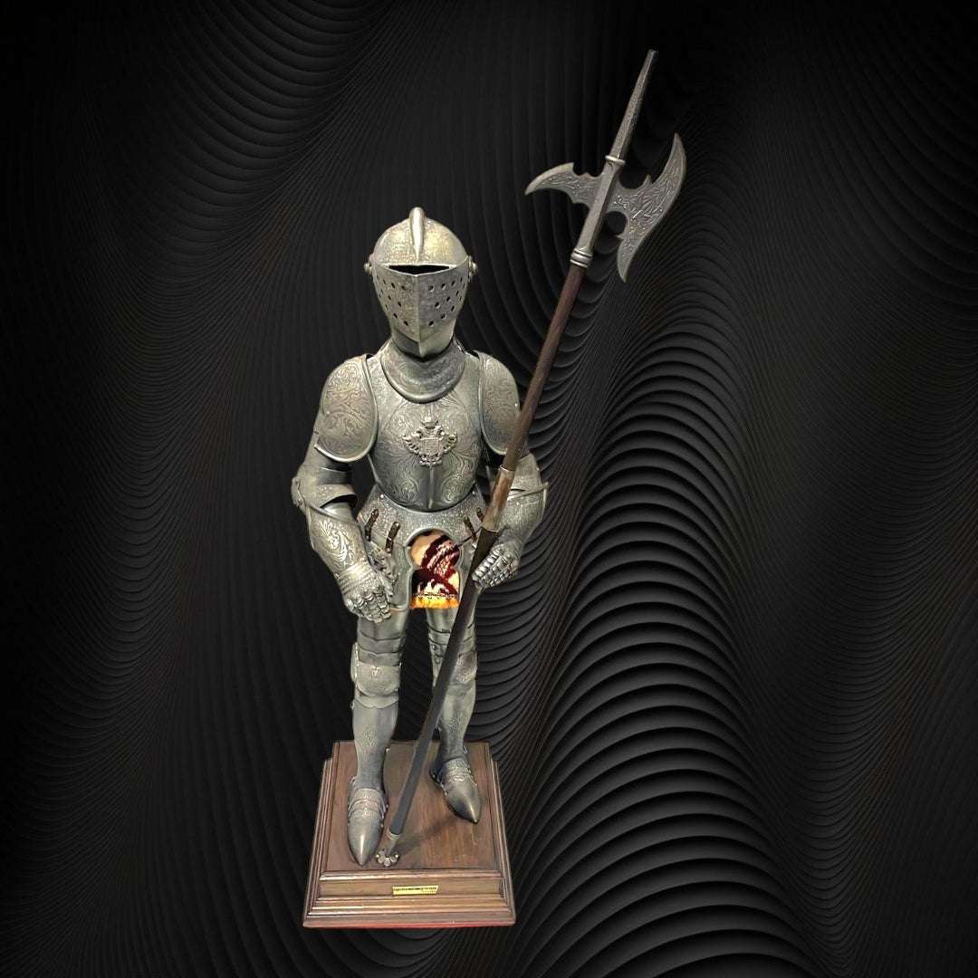 Armadura réplica toledana con faldón de oro y alabarda sobre base de madera, ideal para decoración temática de caballeros en el hogar.