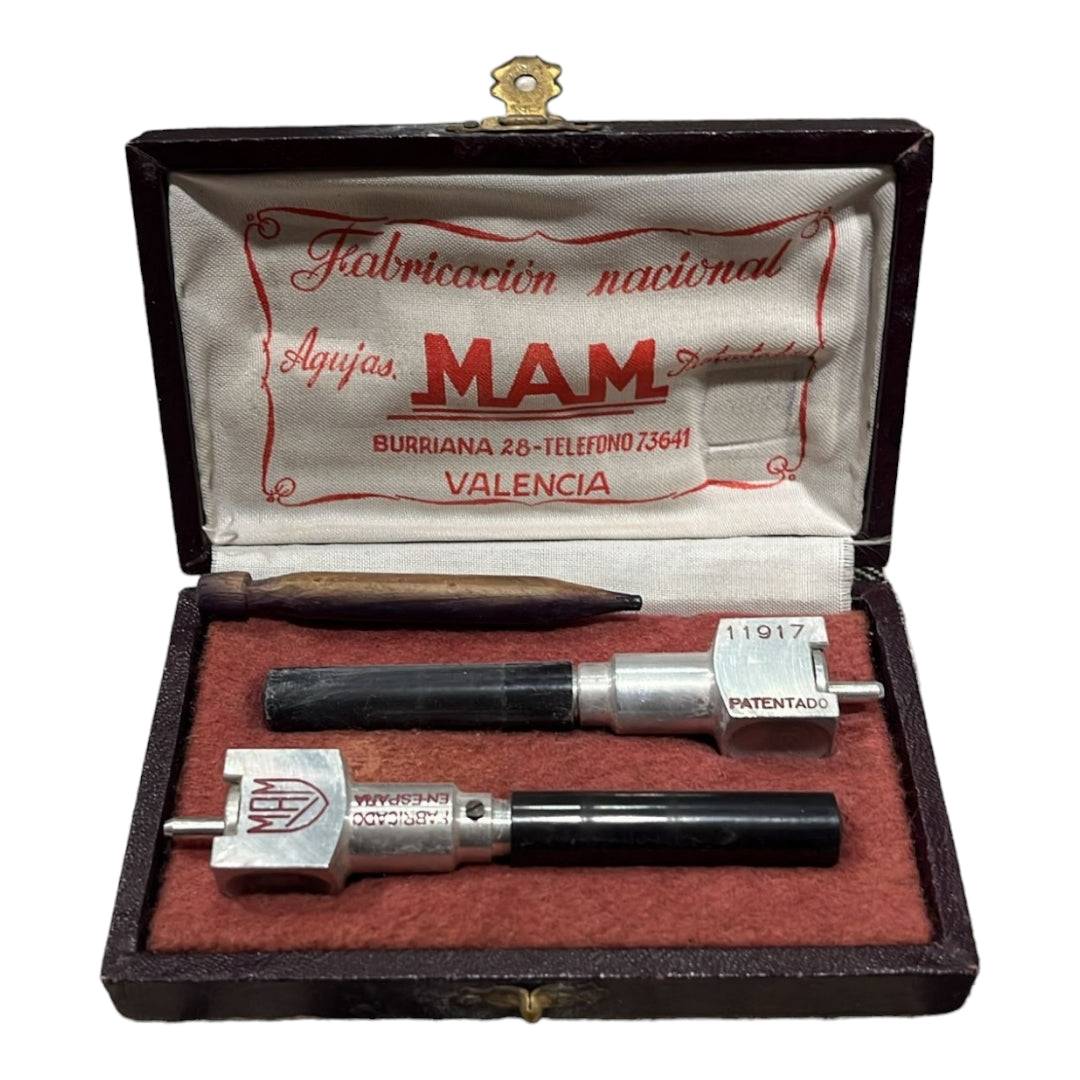 Accesorios originales de la Máquina Reparar Medias MAM en estuche vintage, incluye agujas patentadas y lápiz de precisión para costura.
