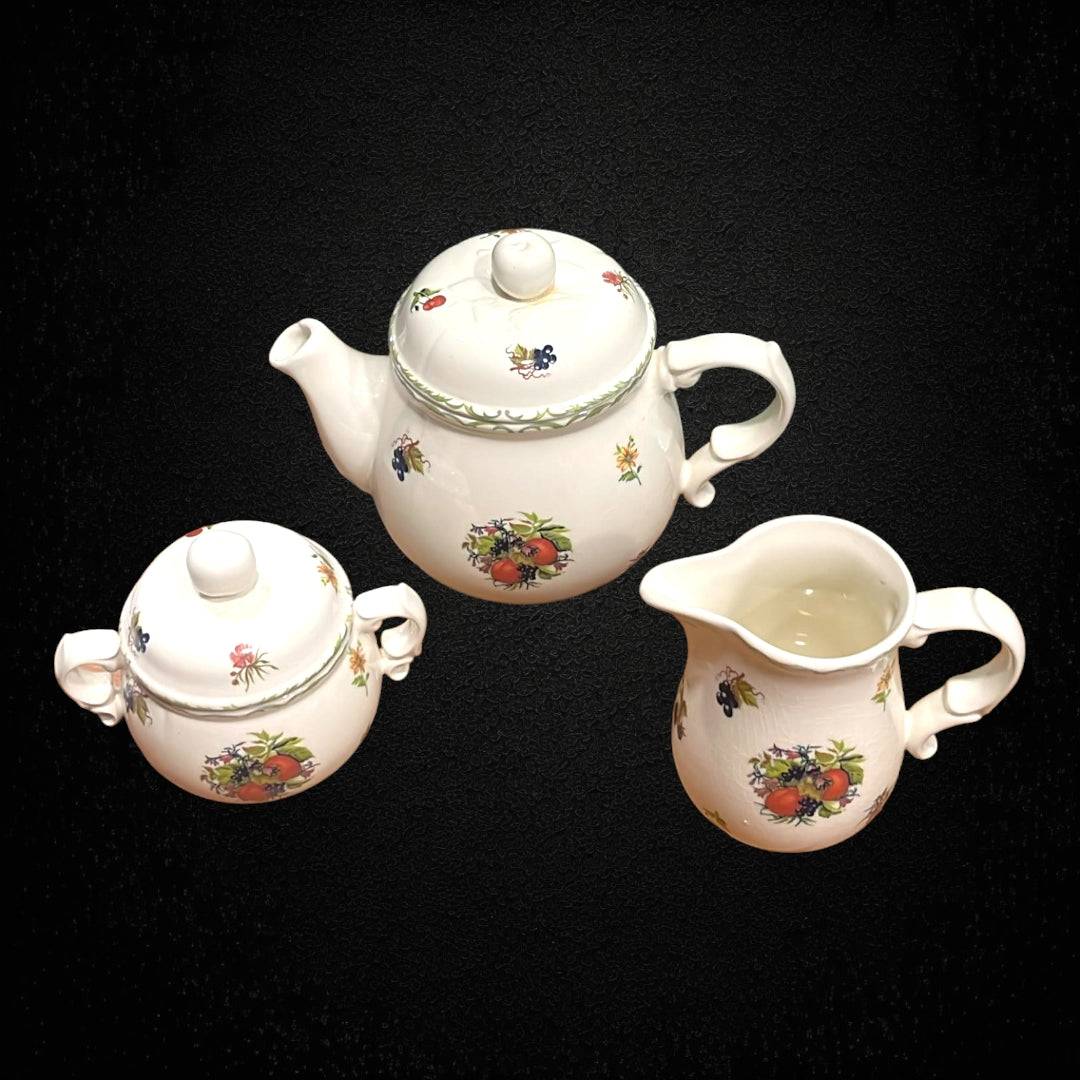 Set de tetera, azucarero y jarra San Claudio con motivos de flores y frutas. Decoración clásica para el hogar con calidad única.