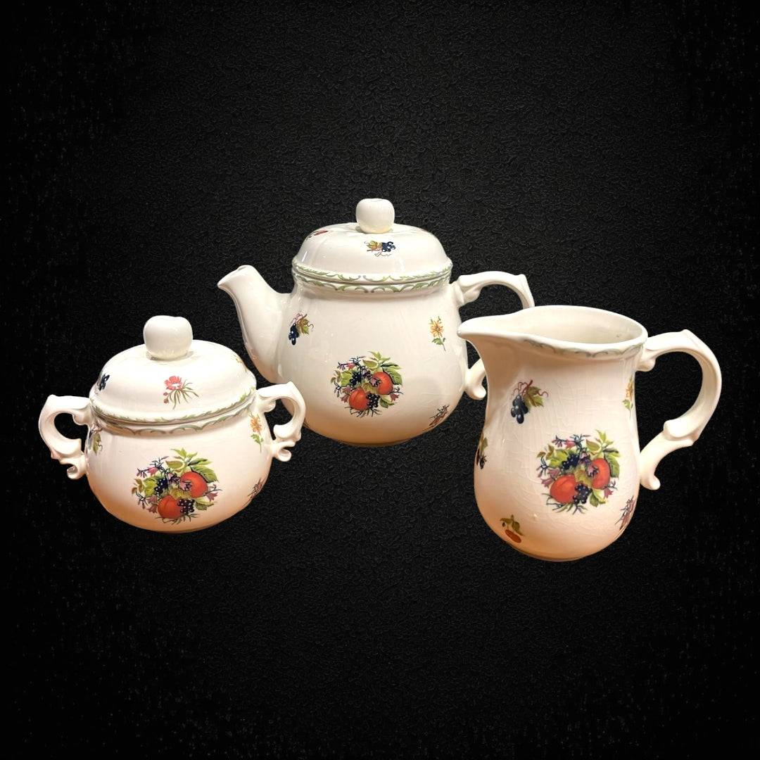 Juego de Te San Claudio - Flores Frutas con diseño floral y frutal en cerámica blanca. Ideal para decoración de cocina o comedor elegante.