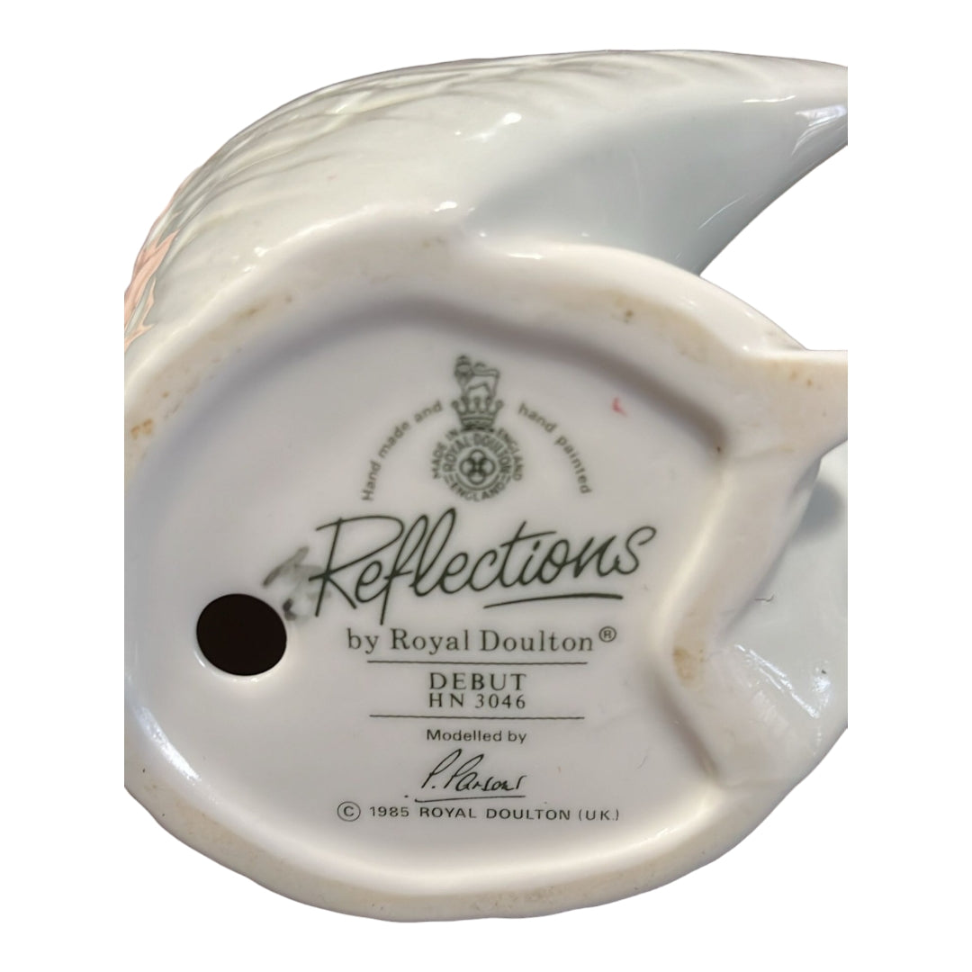 Base de la figura Royal Doulton con sello 'Reflections' y modelo 'Debut HN 3046'. Pieza de colección de porcelana fina con autenticidad garantizada.