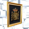 Vista lateral del cuadro de metal con el Escudo de España, montado en marco dorado elegante, perfecto para decoración patriótica.