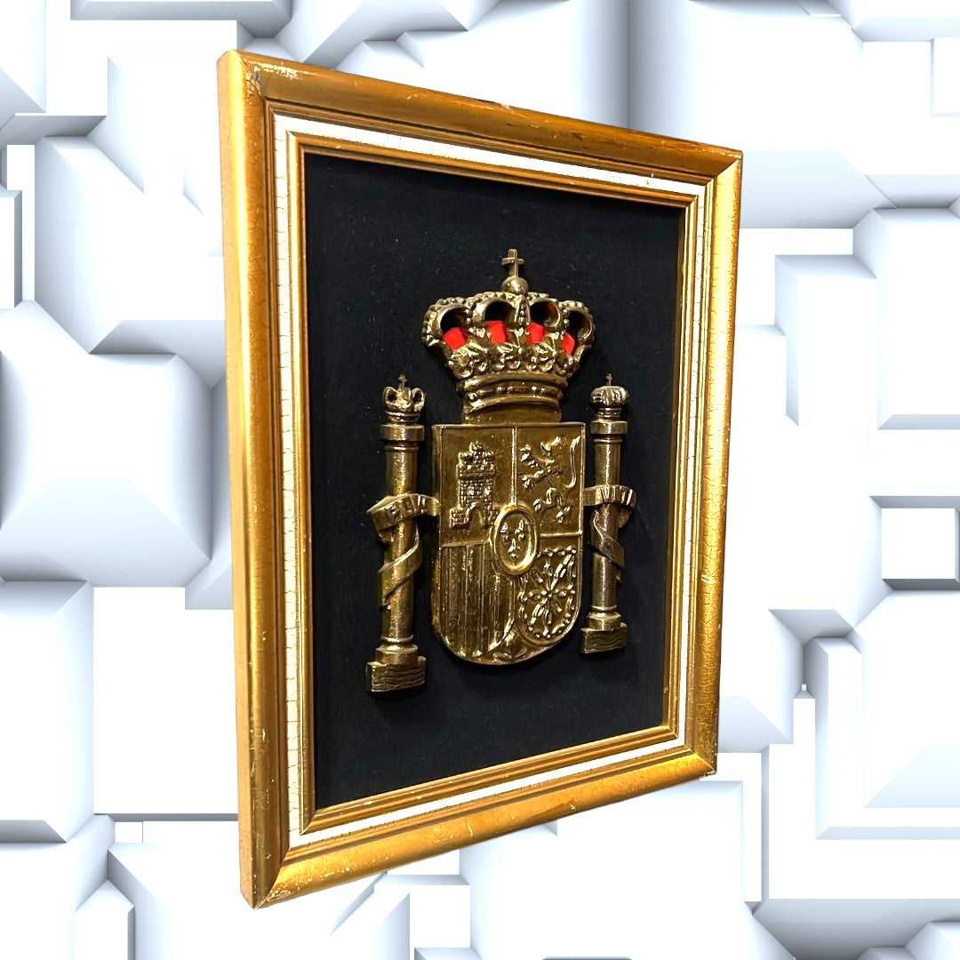 Vista lateral del cuadro de metal con el Escudo de España, montado en marco dorado elegante, perfecto para decoración patriótica.