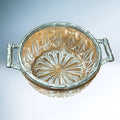 Bol Cristal elegante con asas de metal plateado y diseño tallado. Perfecto para servir aperitivos o como pieza decorativa sofisticada.