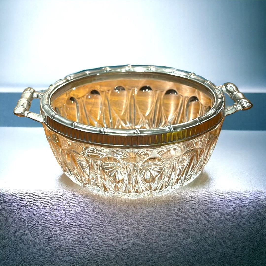Bol Cristal de alta calidad con detalles metálicos en los bordes y asas. Ideal para decoración o presentación de alimentos con estilo.