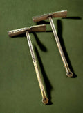 Martillo de Azúcar - Siglo XX Bronce con grabados Touareg sobre fondo verde, pieza decorativa única para colección vintage.