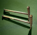 Par de martillos de azúcar en bronce del siglo XX, diseño artesanal africano ideal para decoración de interiores estilo étnico.