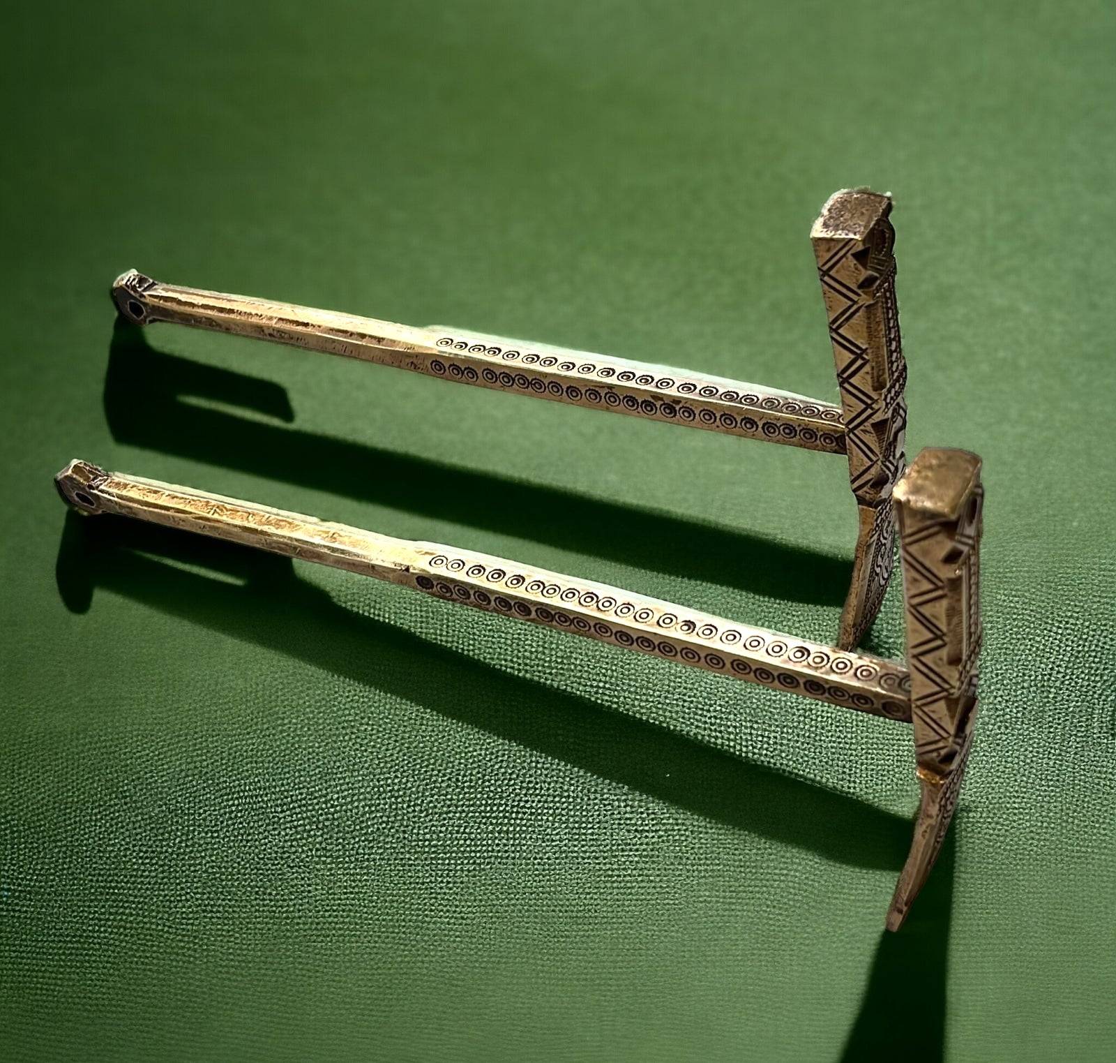 Par de martillos de azúcar en bronce del siglo XX, diseño artesanal africano ideal para decoración de interiores estilo étnico.