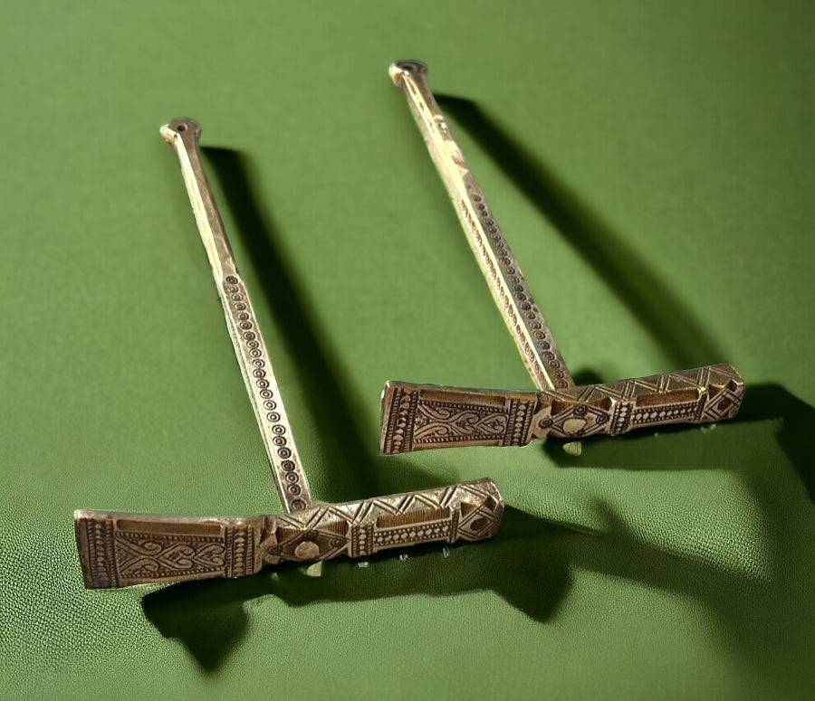 Martillos de azúcar de bronce con detalles geométricos, fabricados por los Touareg, perfectos para coleccionistas de decoración antigua.