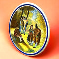 Decoración artesanal sevillana en plato Mensaque de Triana, con pintura tradicional de figuras en paisaje, pieza única para interiores.