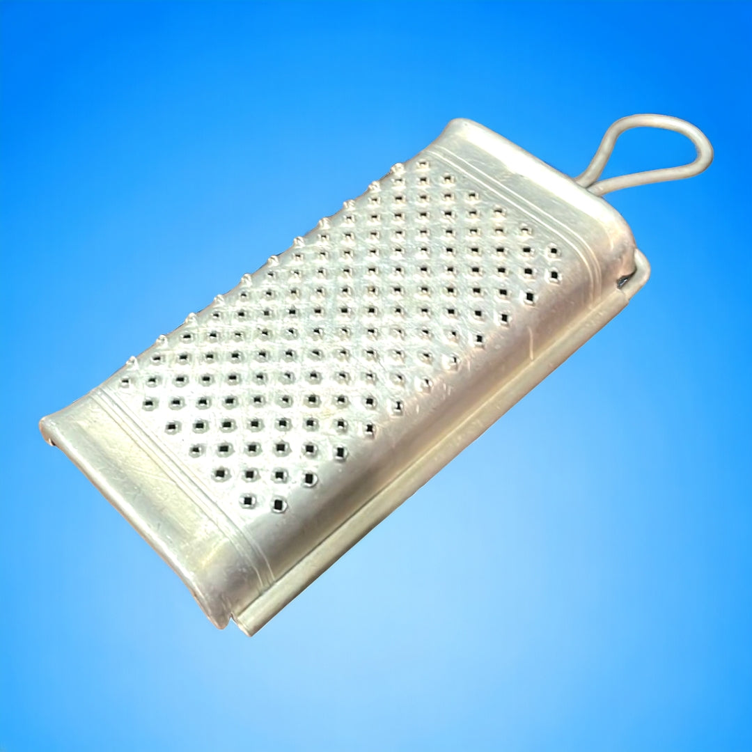 Rayador antiguo de aluminio con diseño clásico para cocina. Ideal para rallar ingredientes y decorar espacios con un toque vintage.