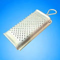 Rayador de aluminio con estructura resistente y diseño tradicional. Perfecto para uso culinario y decoración en cocinas rústicas.