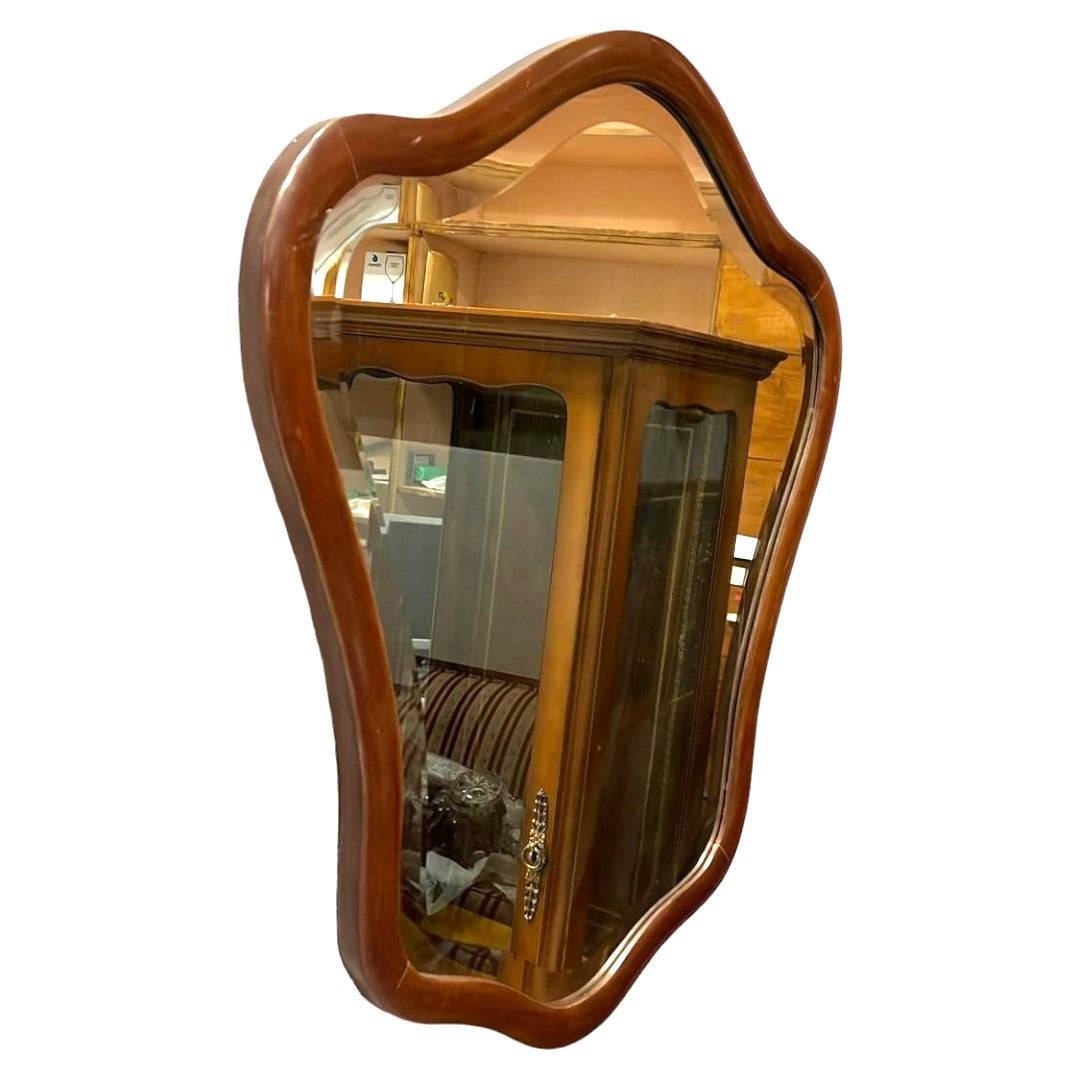 Espejo Caoba Biselado - Elegancia y Funcionalidad | 71x84 cm con marco ondulado de madera caoba, ideal para decoración vintage en salón o recibidor.