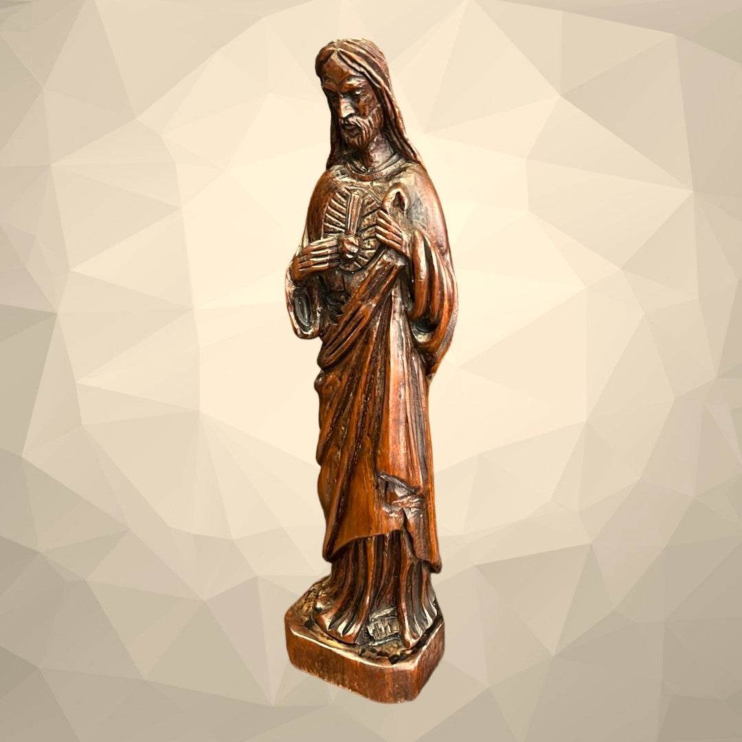 Escultura del Sagrado Corazón de Jesús en madera, con detalles tallados a mano. Perfecta para expresar devoción y fe en cualquier espacio.