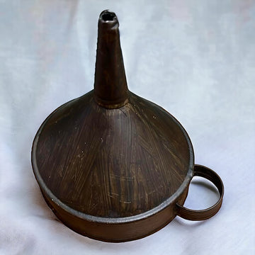 Embudo Bodeguero de chapa con acabado rústico, ideal para decoración de bodegas. Diseño práctico y estético para un toque vintage en tu espacio.